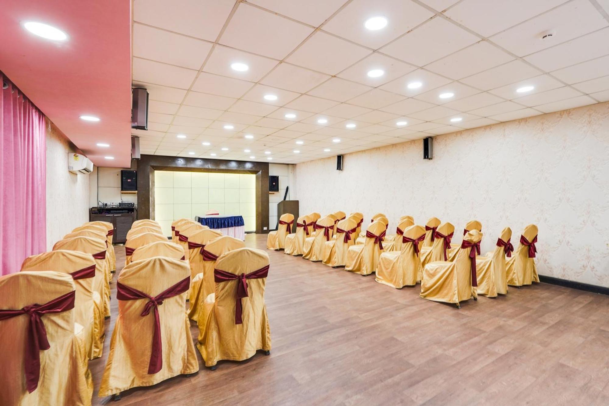 Palette Country Club Surat Hotel Exterior photo