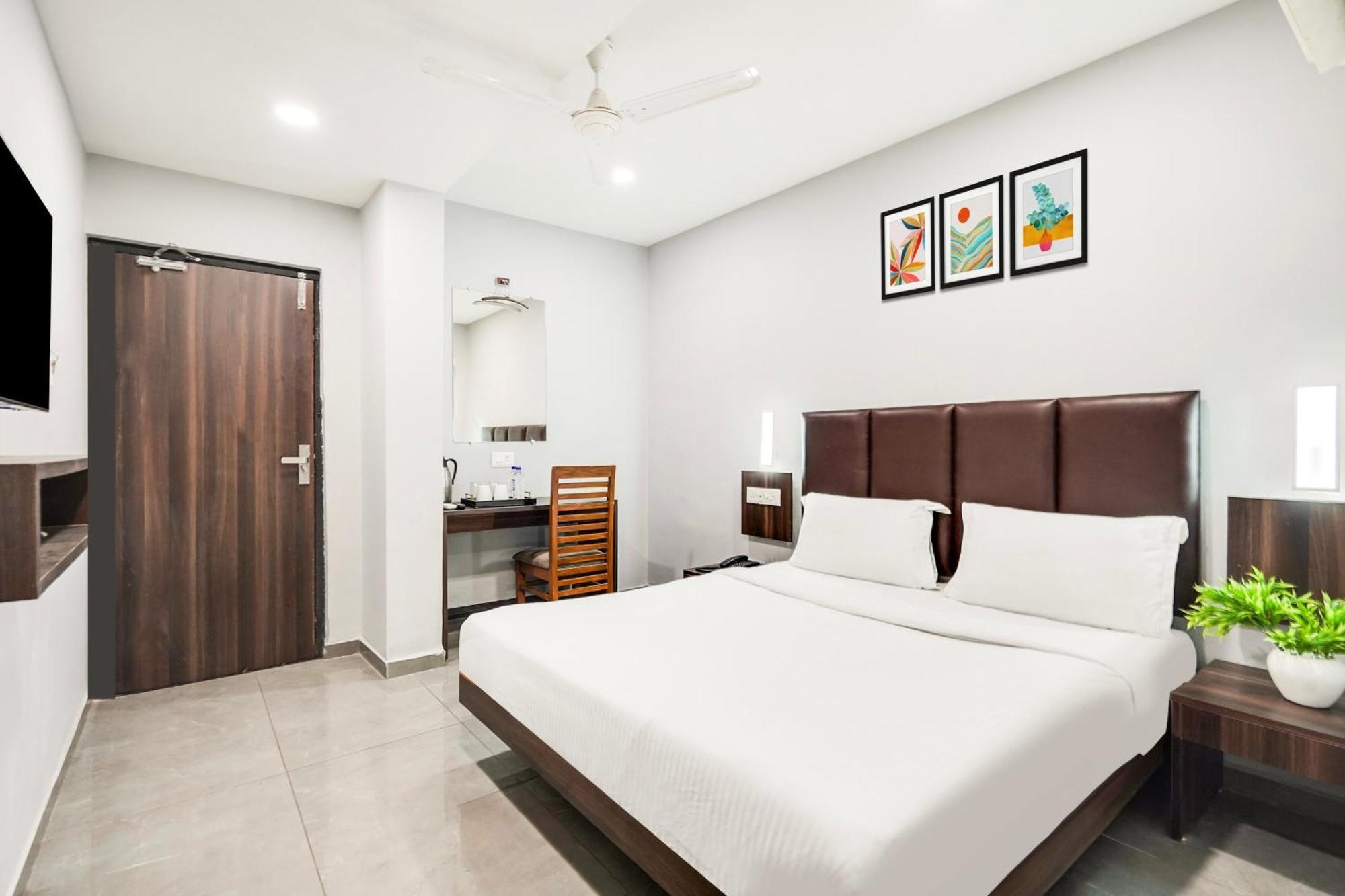 Palette Country Club Surat Hotel Exterior photo