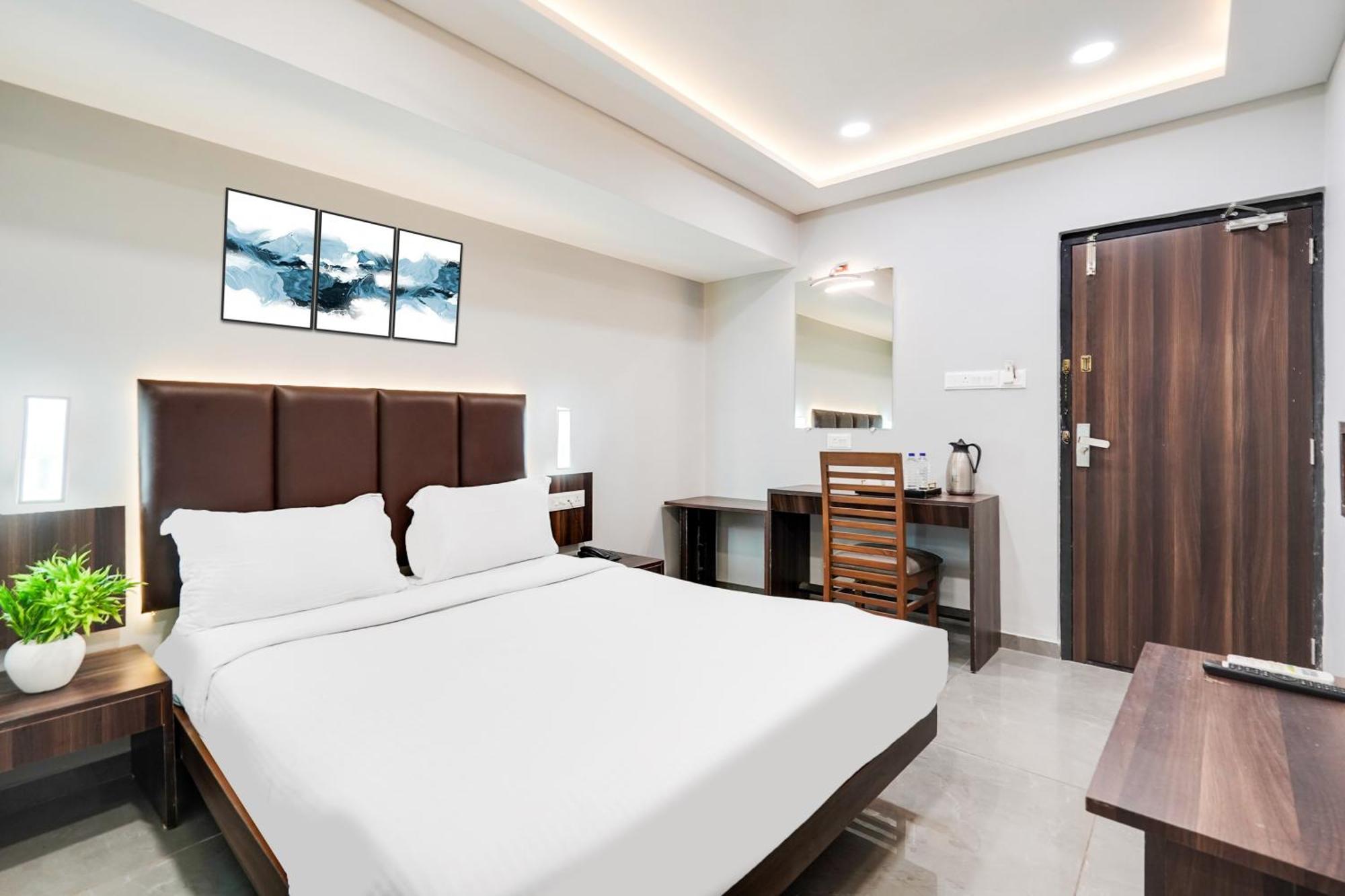 Palette Country Club Surat Hotel Exterior photo